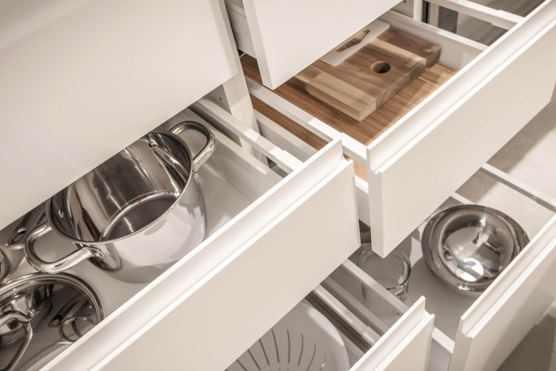 Lådor med inbyggda handtag – en ny trend inom köksrenovering i Hässleholm